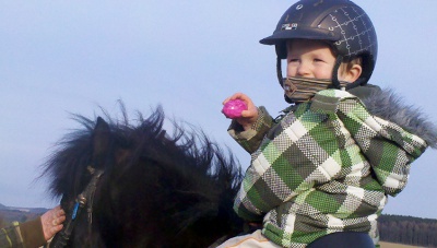 Erik 3,5 Jahre jung findet sein erstes Osterei auf dem Weg zum Wald. Er reitet Shirley, eine 9 jährige Rappstute.